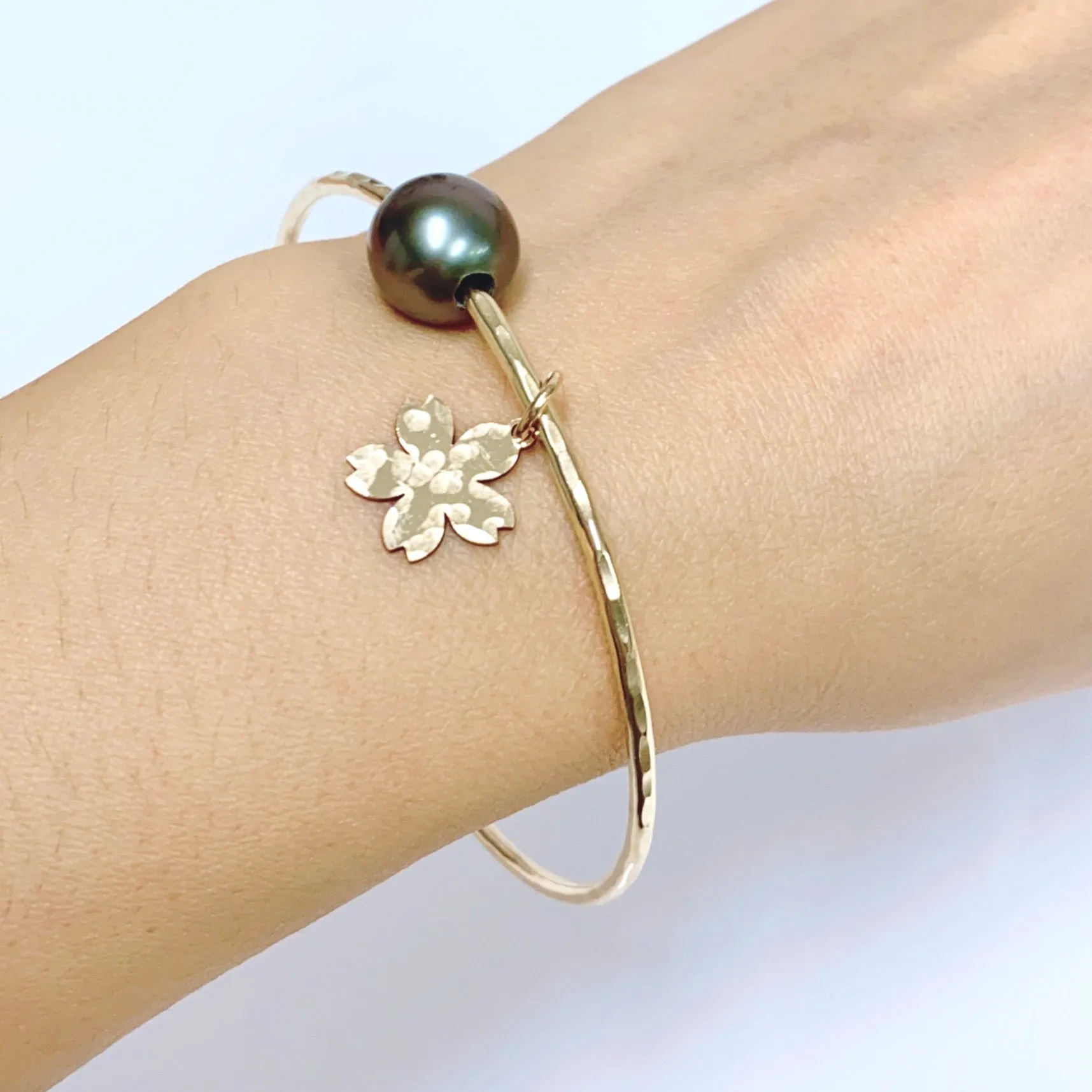 Cherry blossom bangle - Tahitian pearl (B381)