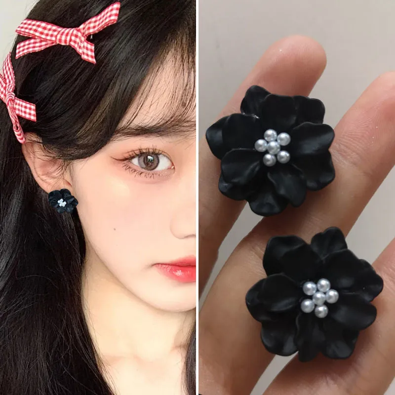 Simple And Elegant Earrings Black Camellia